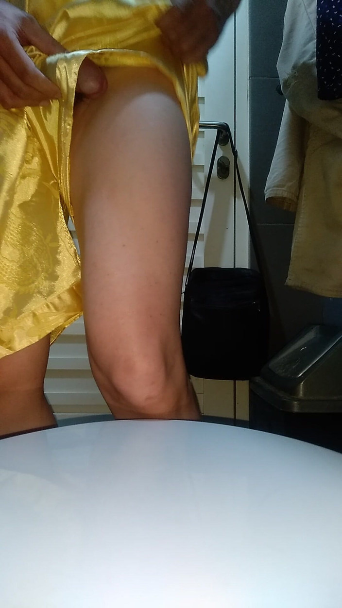 Naomisinka: Crossdresser cum vestindo pijamas de cetim