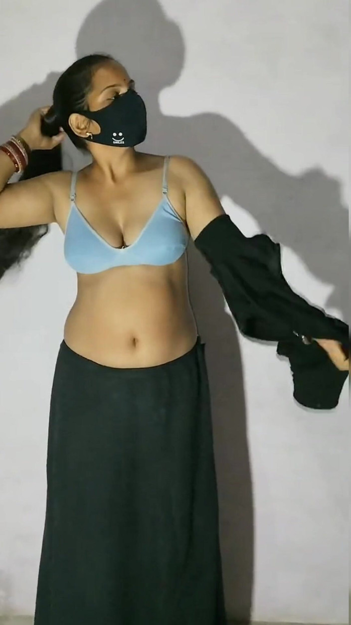 Divyax: Mladá Bhabhi s těsnými prsy si hraje sama se sebou