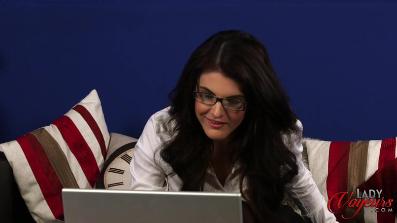 Lady Voyeurs: 오이로 빨아주기