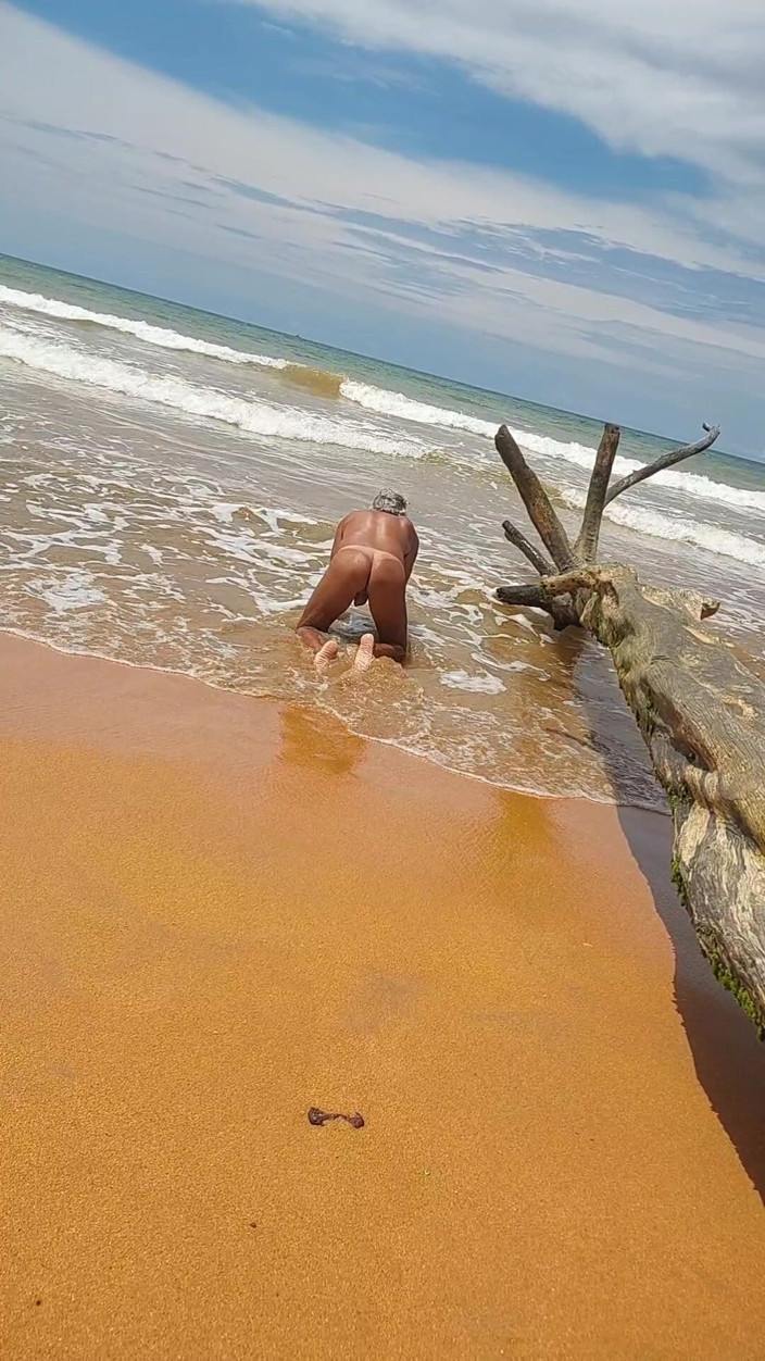 Ladysilvas: La sissy ladysilva sulla spiaggia si è abbronzata nuda in mostra...