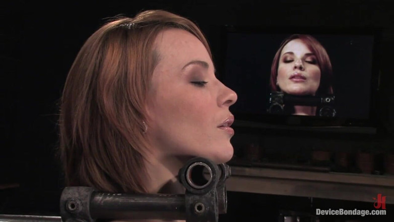 Device Bondage by Kink: Dana Dearmond ถูกตรึงนิ่ง ไม่สามารถหยุดควยแข็งที่กระแทกปากเธอแบบโหดร้าย