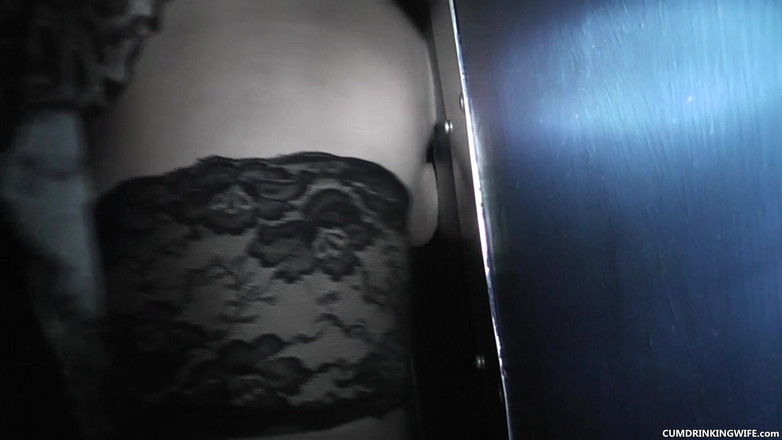 Cumdrinking Wife: Gloryhole Gangbang - epizoda 2