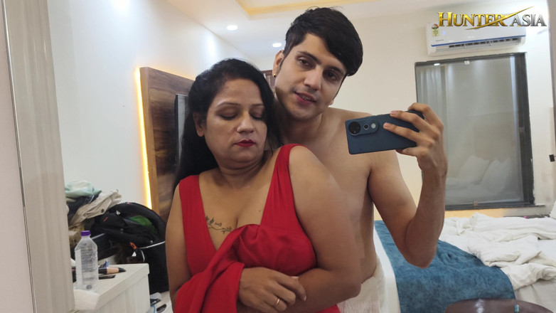 hunter Asia: Big Boobs Bhabhi Ji in Red Saree Gets Fucked