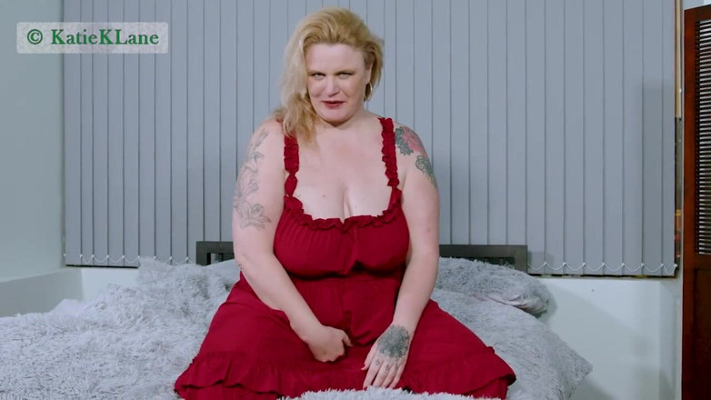 KatieKLane: Horny Miss Katie has a fiddle with her pussy