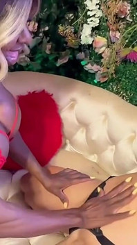 Tante seksi dengan tubuh yvette bova dan vanessa arizona lagi asik ngentot pakai strap-on