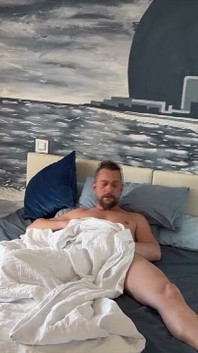 Italiano Dotado Se Despierta Duro Y Se Corre Mucho