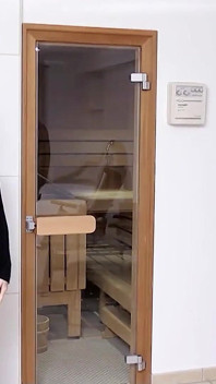 Typ mit der blonden MILF julia geht mit ihr nach hause und leckt muschi