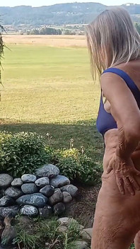GILF Martina in Een Sexy Blauw Badpak!
