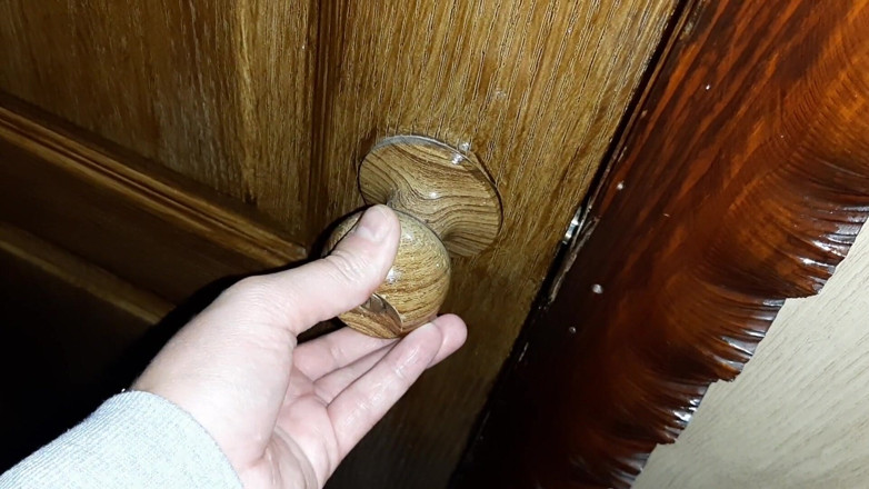 Lesbian-illusion: Ich habe stöhnen von der toilette gehört und meine stiefschwester...
