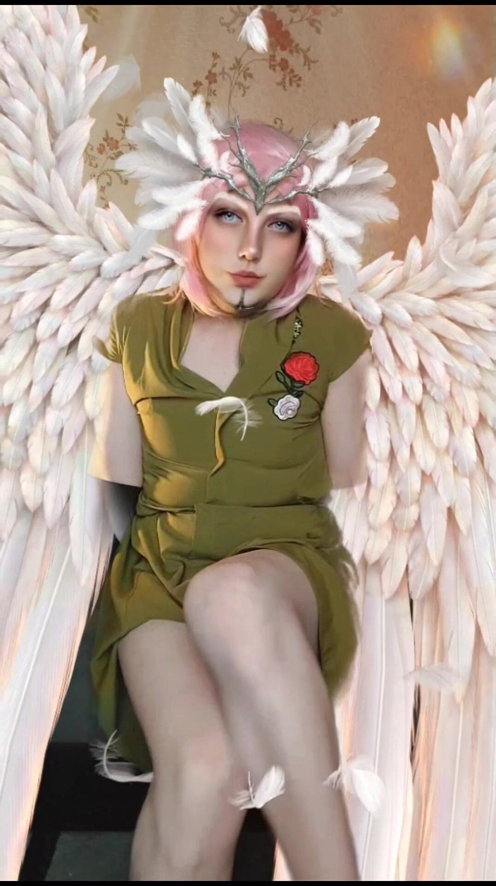 Kitty_Cross: 天堂辣妹：光滑、性感和天使般的女同