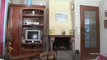 Hard Euro sex: Yaşlı kadın birkaç biseksüel adamla birlikte oluyor