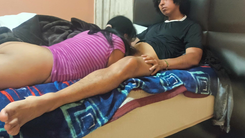 Moo DBOXXX: Com minha madrasta, ela adora chupar meu pau
