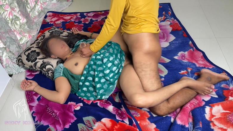 Sexy Komal: Komal B.Ed.'de uyumaya geldi ama kocası çok yorgundu, bu yüzden ona...
