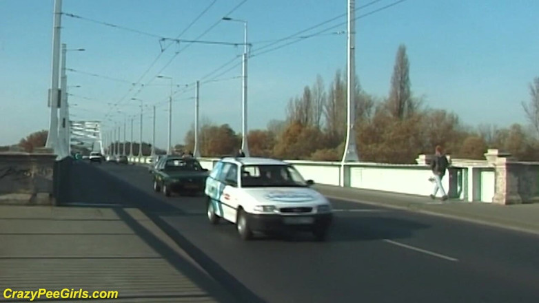 Crazy pee girls: Čůrání na venkovním schodišti