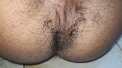 Desi_Porn_India: Junger sexy junge zeigt seinen harten arsch komplett nackt.