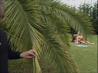 Double Penetration Party: 見事なふしだらな女吸い二つのコックの前に野生のダブル浸透