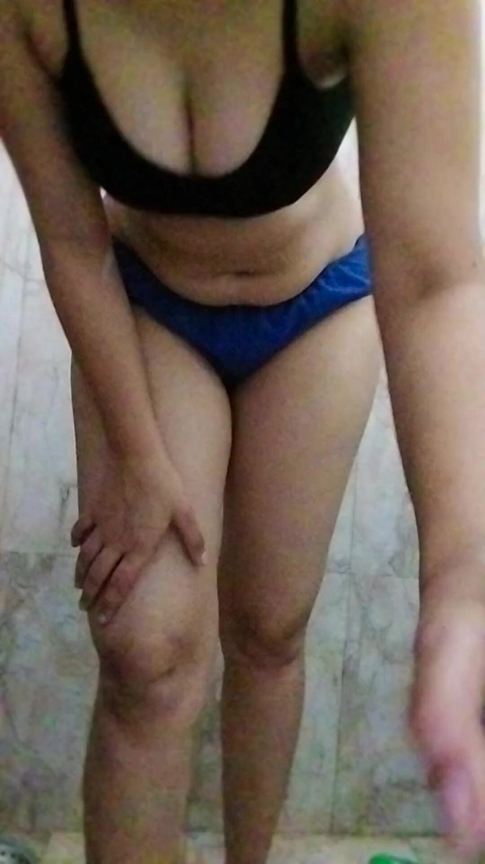 Riyathakur: Tamilská dívka se koupe