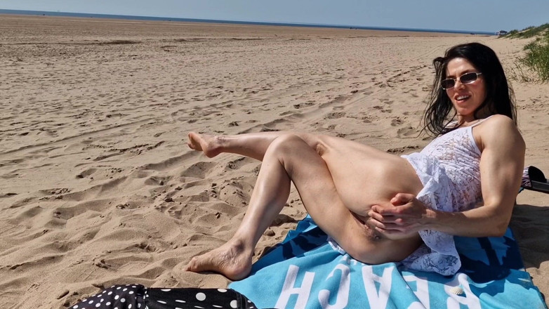 Nicky Brill: Exhibitionniste sur la plage