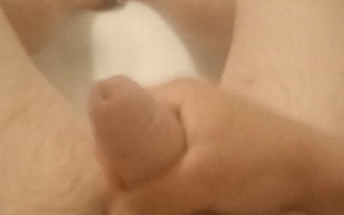Ronie: Masturbation torride dans ma salle de bain