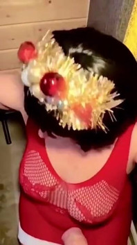 Fiul vitreg sărbătorește Crăciunul cu doamna Moș Crăciun, ea a venit să-i îndeplinească fanteziile fierbinți, anal și spermă