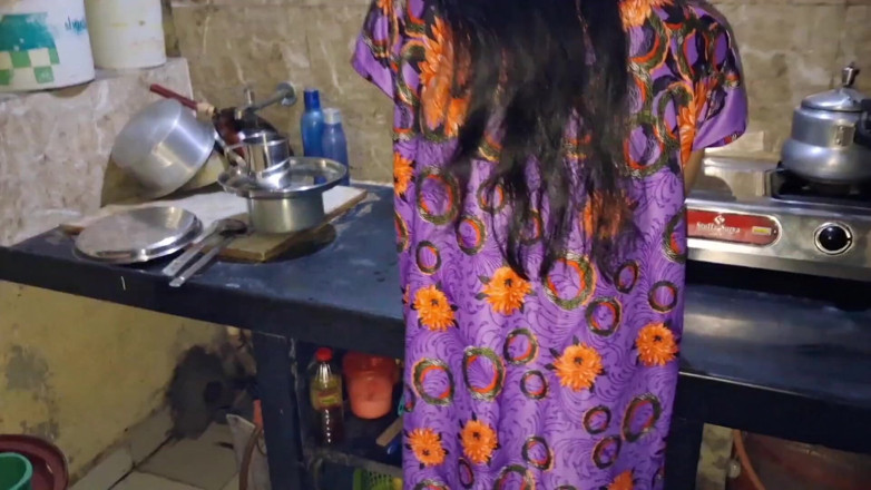 Shima kumari44: Suri rumah kampung desi India berkongkek di dapur – audio hindi