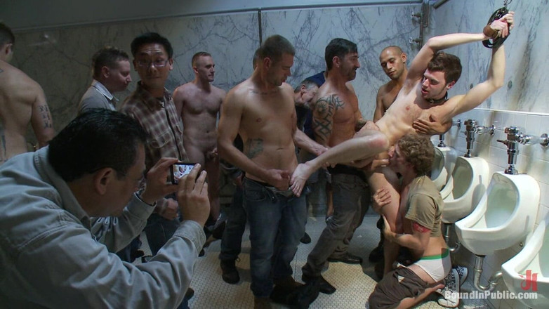 Bound in public: Brian Bonds sidik ve döl festivalinde yakalanıyor.