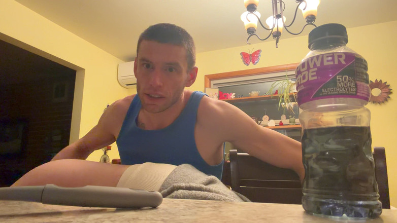 Alpha stud 4 u: Bück emo-mädchen über der küche. Hocken in hellm, luftiger küche, dirtytalk...