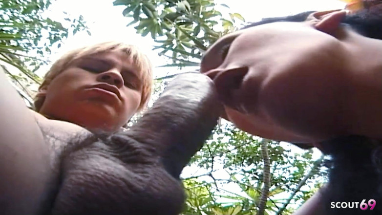 Shemale TS Collection: 若い男がこっそり隣のトランスジェンダーと屋外でアナルでセックス