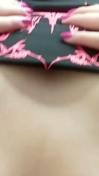 Geile stiefzus wordt hard geneukt en krijgt cumshot in haar strakke maagdelijke poesje