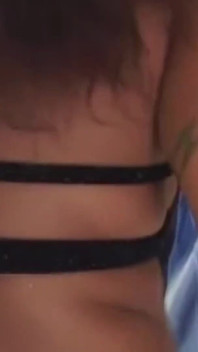 Deux filles noires se relaient pour prendre une bite pour une sodomie