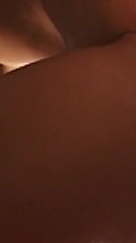 Baştan çıkarıcı esmer orta yaşlı seksi kadın buharlı domaltarak parmaklanıyor ve sikiliyor