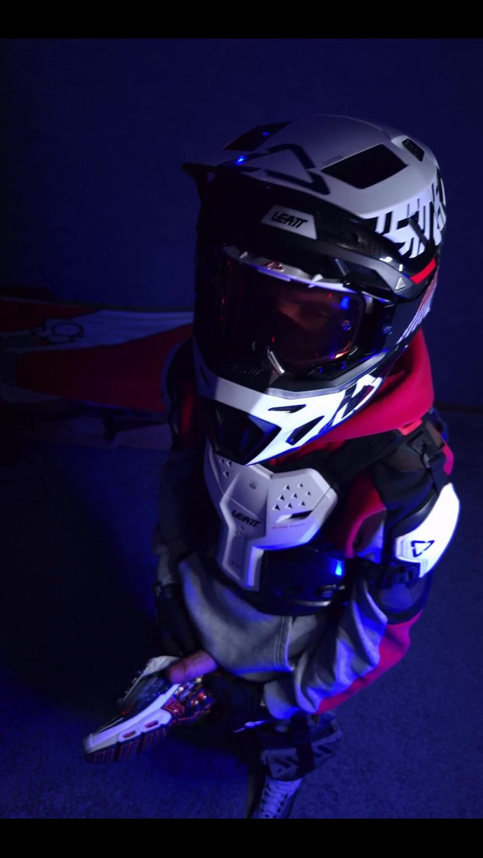 Sneakersmax98: Dolce sborrata sulle scarpe da ginnastica tn