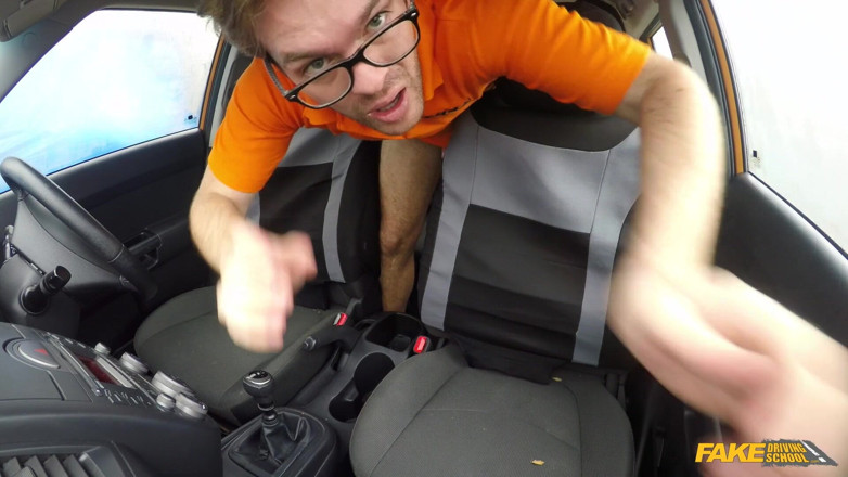 Fake Driving School: Fake Driving College - ครูสอนวิทยาลัยปลอมขับรถเย็ดหน้านักเรียนเอเชียคนสวยเพื่ออภัยความเมาค้างของเขา