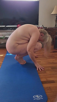 Donnona calda MILF fa un po 'di yoga nudo al mattino!