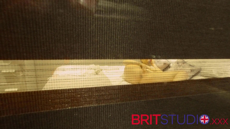 Brit Studio: Patrzysz, jak masturbuje się twój sąsiad