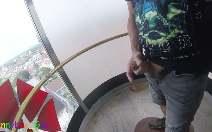 Funny boy Ger: Eu masturbo meu pau muito arriscadamente em um elevador público...