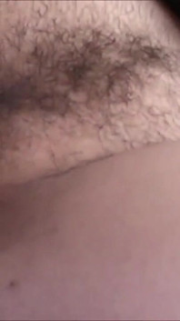 Tře mu chlupatou kundičku a pak se na ní vystříká