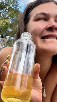 Kinky Mary Kencing Dalam Botol Di Luar Rumah Dan MinumNya
