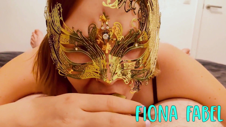 FionaFabel: La déesse Fiona joue avec un esclave en cage de...
