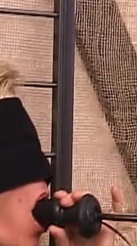 Une MILF blonde aux yeux bandés prend une verge et des doigts profondément