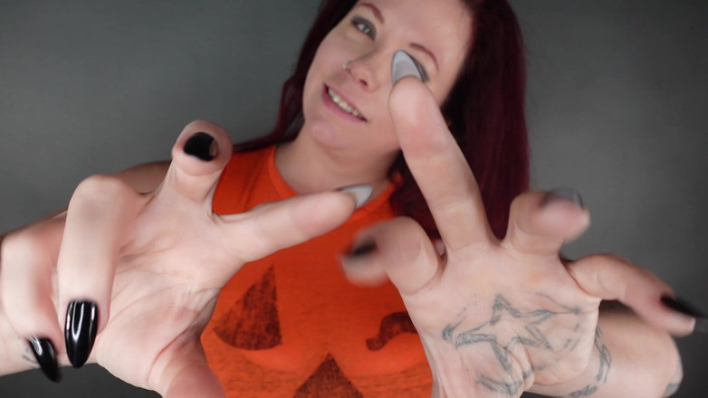Deanna deadly: förstapersonsvy Halloween kittlar till orgasm med långa skarpa svarta naglar...