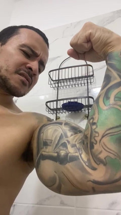 Christian_colombian: 对超级饥渴的拉丁裔肌肉崇拜