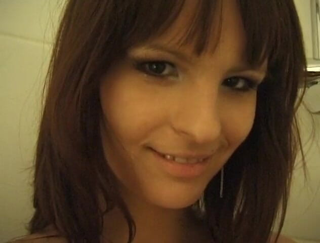 Flash Model Amateurs: Vollbusige brünette duscht