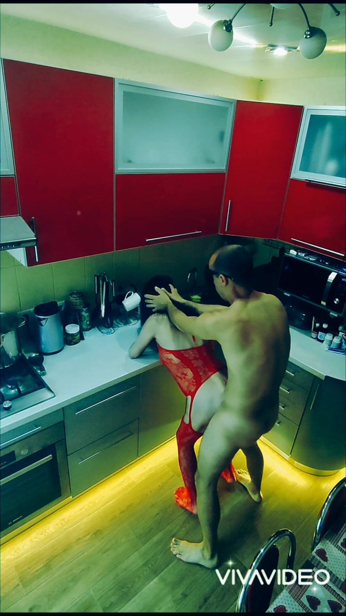 Hotlia: Bella moglie snella in tuta erotica scopata in cucina in...