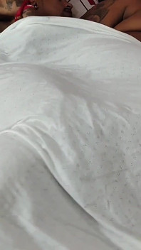 Una bellissima donna bbc fa sesso sotto le coperte per rimanere incinta. Ha rimosso il preservativo.