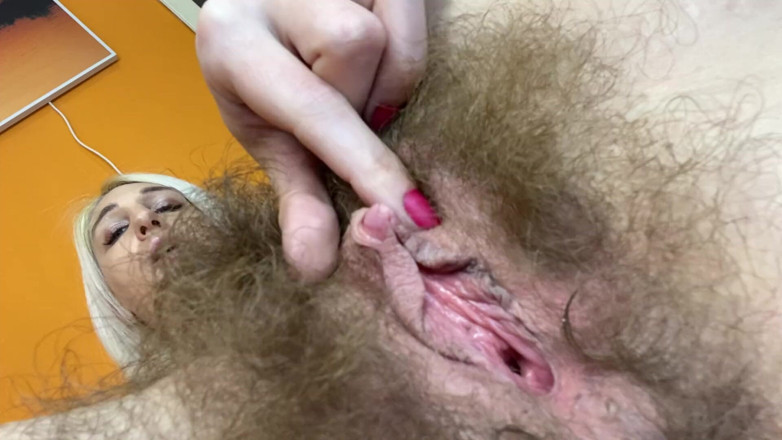Cuteblonde666: Wielki skrzep szarpanie super owłosionej cipki blondynki