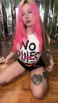 Ahegao pembe saçla alay ediyor