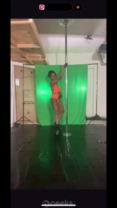 Ladeetoiee42: Pole dance en direct