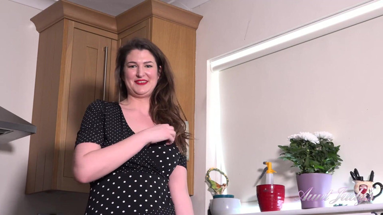 Aunt Judy's: AuntJudys - Tall 35yo Stepauntie Felicity gives you JOI in the kitchen