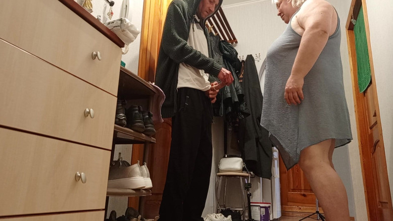 Zona901: Kurier fickte nachbarin in mund und muschi im doggystyle